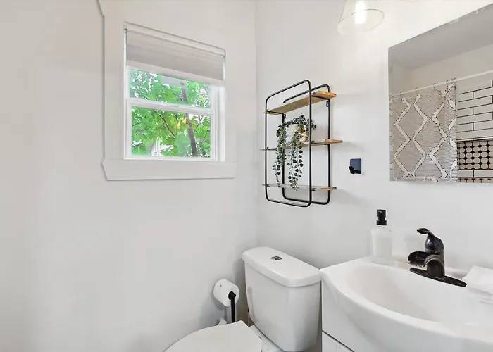 Delightful 1br 1ba Cozy Flat Apartment *